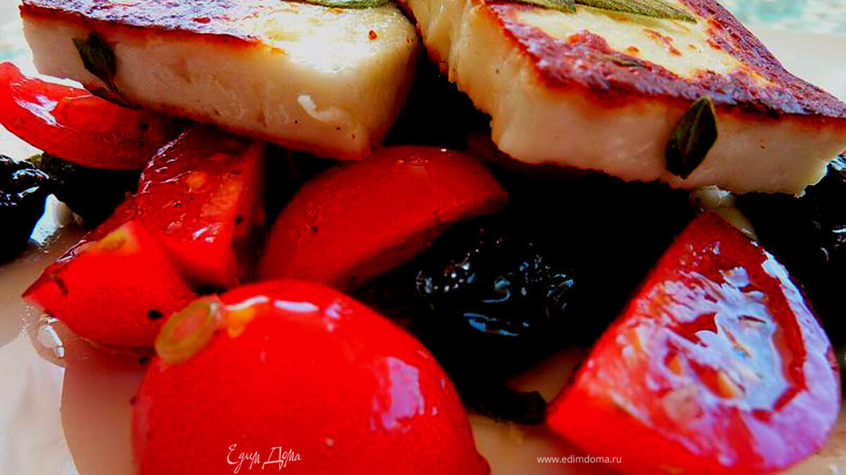 Салат из помидоров с жареным сыром Халлуми