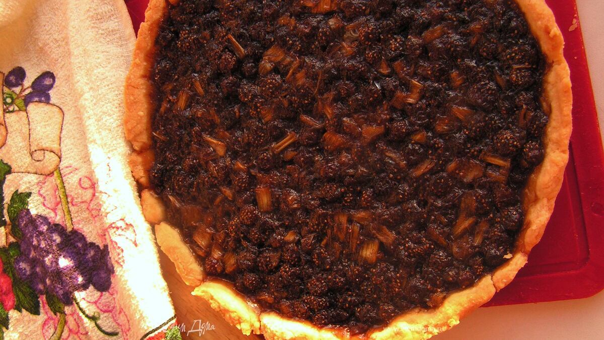 Тарт с ревенем и земляничным вареньем