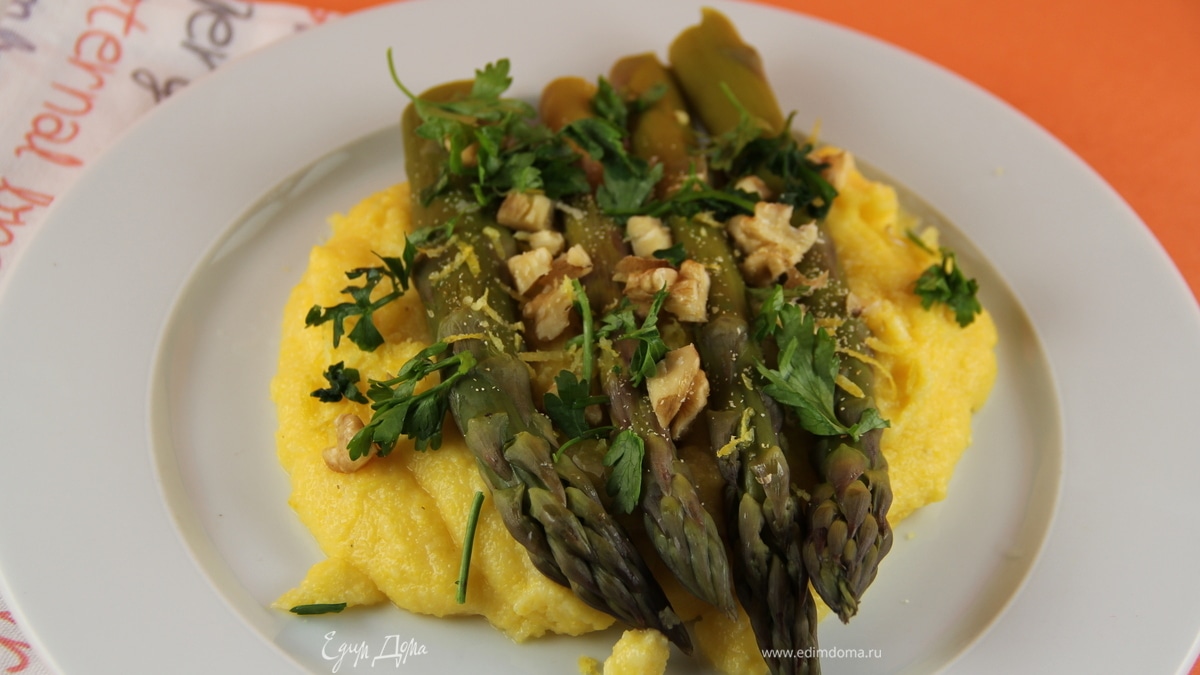 Полента со спаржей, голубым сыром и грецкими орехами