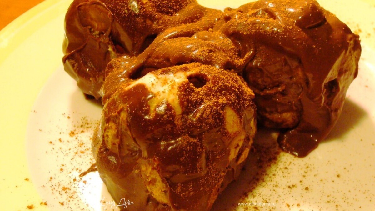 Пирожные шу с нежным кокосовым кремом и шоколадным соусом