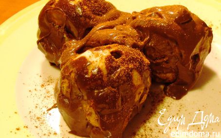 Рецепт Пирожные шу с нежным кокосовым кремом и шоколадным соусом