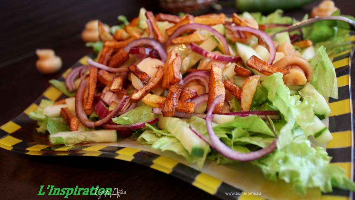 Салат с маринованными шампиньонами и картофелем-пай под соевым соусом