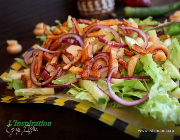 Салат с маринованными шампиньонами и картофелем-пай под соевым соусом