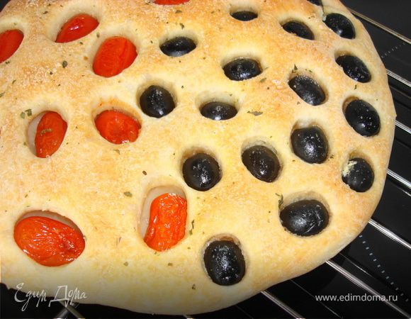 Фокачча с оливками и помидорами черри Фокачча с оливками и помидорами черри