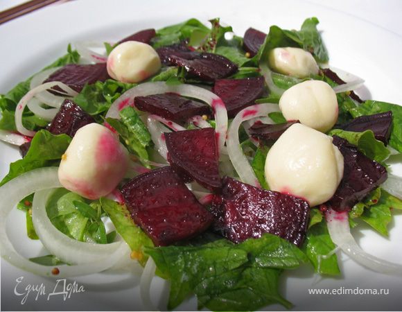 Салат с карамелизированной свеклой и моцареллой