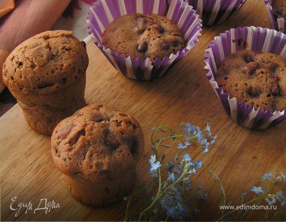 Шоколадные кексы с ягодно-ревеневой начинкой