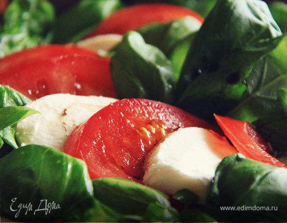 Простой итальянский салат с моцареллой