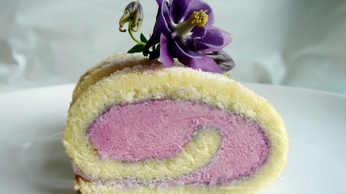 Нежный смородиновый рулет