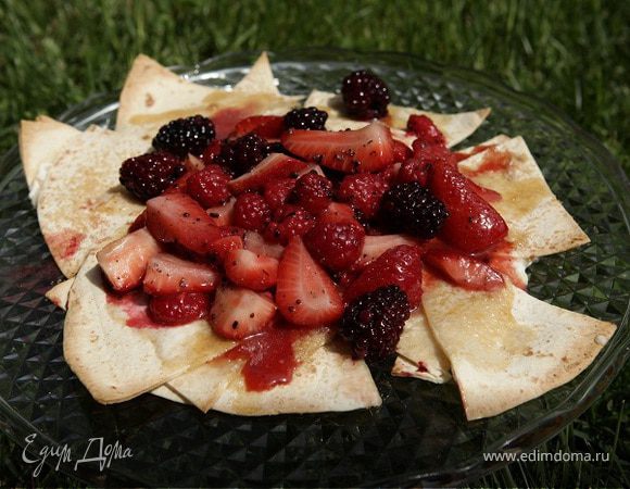 Сладкая тортилья с клубникой, малиной и ежевикой 
