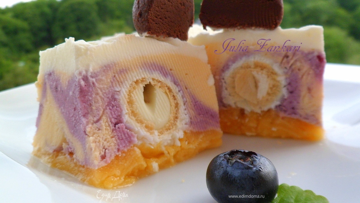 Мангово-черничное мороженое с конфетами "Рафаэлло" с шоколадными шариками