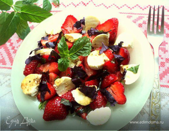Салат с клубникой и адыгейским сыром