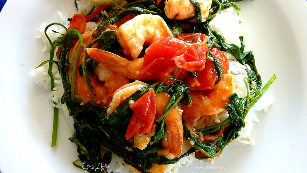 Обжаренные креветки с руколой и помидорами