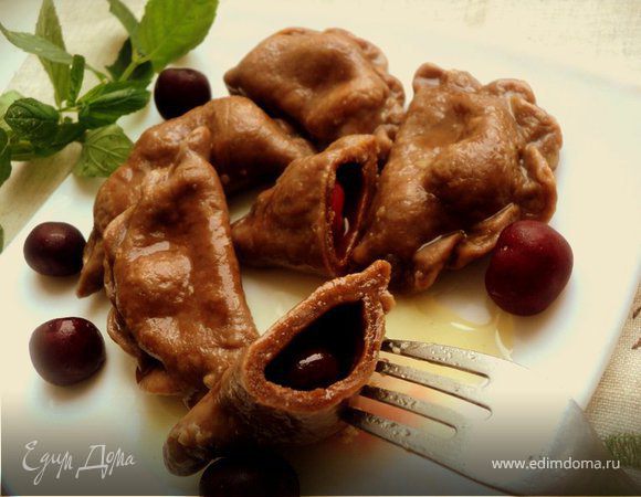 Шоколадные вареники с вишней Шоколадные вареники с вишней