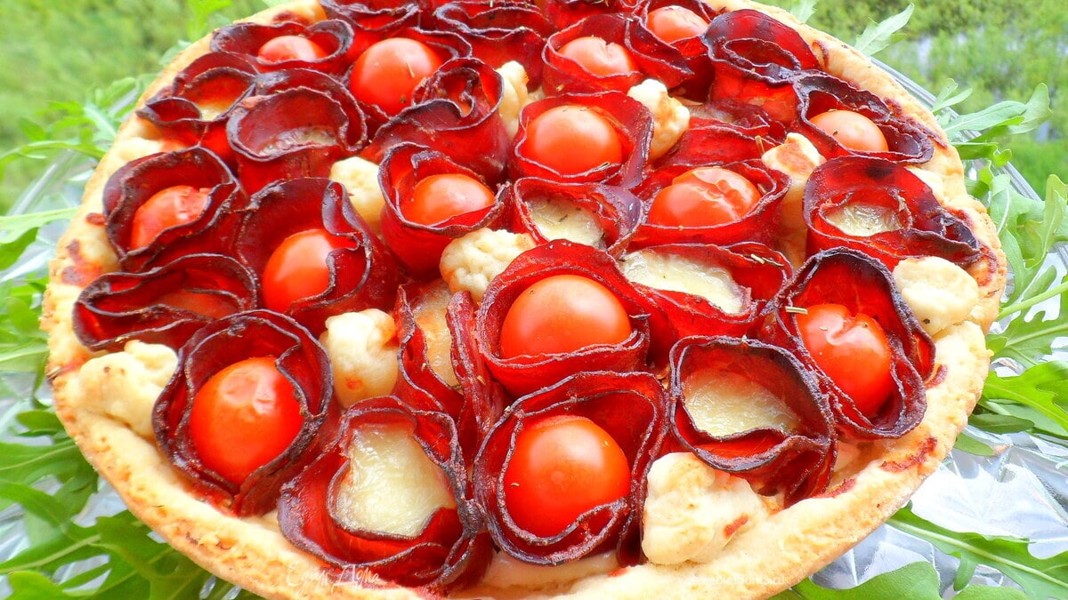 Лимонный тарт с помидорками черри, моцареллой и бастурмой