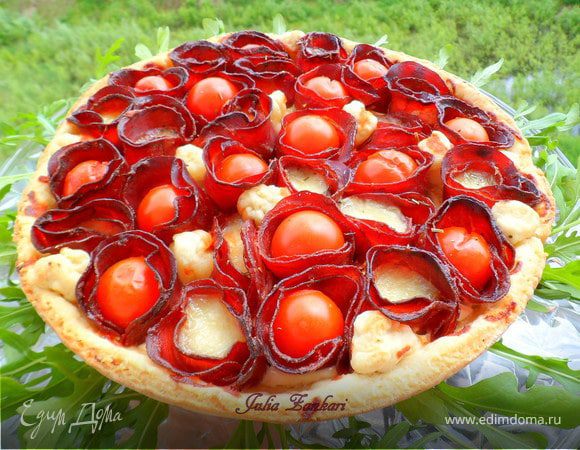 Лимонный тарт с помидорками черри, моцареллой и бастурмой