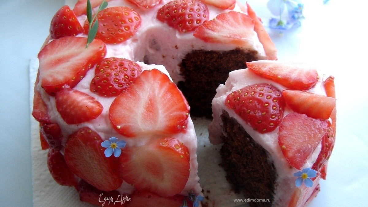 Шоколадный кекс с клубникой
