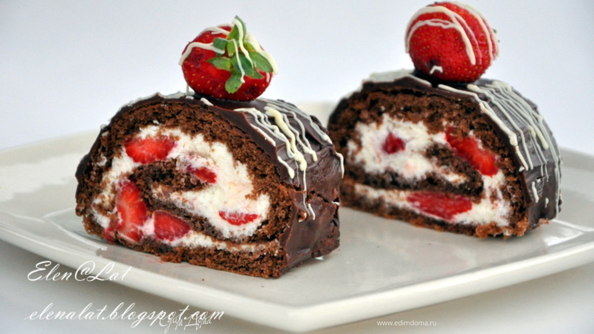 Шоколадный рулет с клубникой
