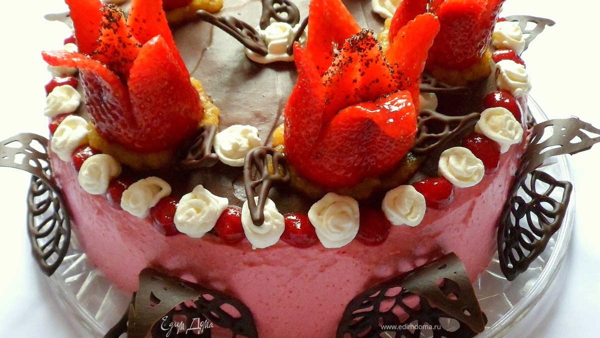 Торт с фруктово-ягодной начинкой и клубникой