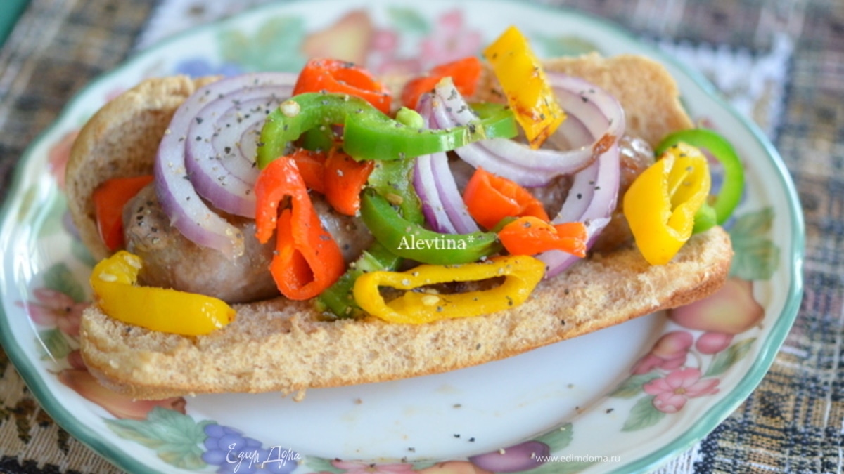 Булочки с колбаской и овощами