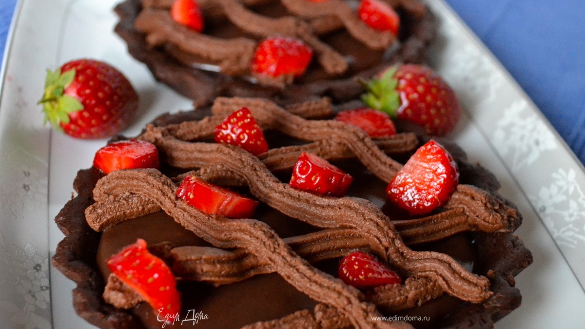 Шоколадные тарталетки с клубникой 