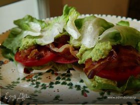 Сэндвич из листьев салата, помидоров и грудинки