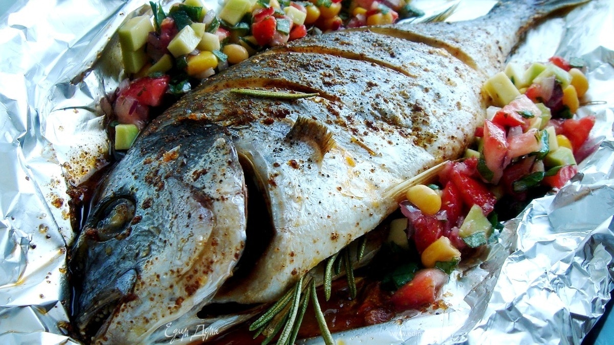 Дорада с клубничной сальсой 