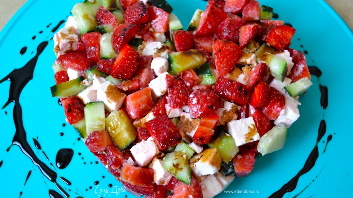 Тартар с клубникой, огурцом и брынзой