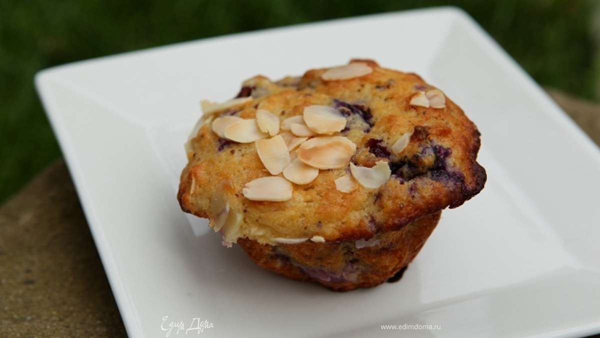 Пряные маффины с голубикой и миндалем 