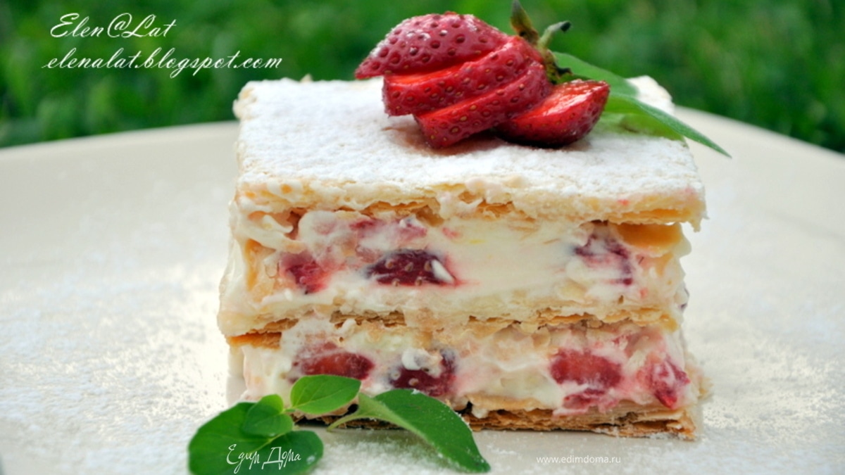 Слоеное пирожное с клубникой, сливками, белым шоколадом и ароматом лимона