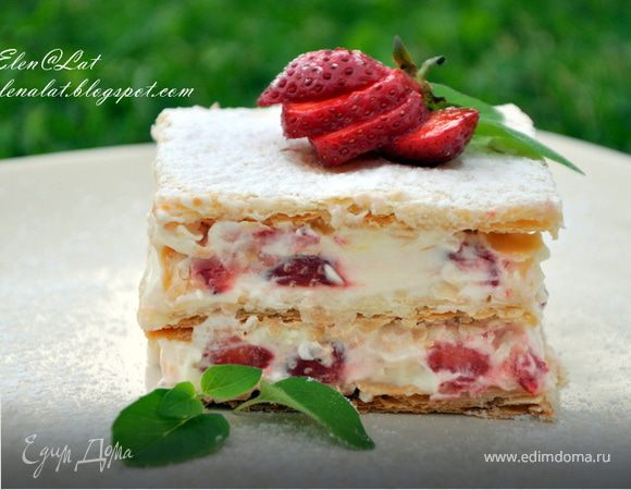 Слоеное пирожное с клубникой, сливками, белым шоколадом и ароматом лимона Слоеное пирожное с клубникой, сливками, белым шоколадом и ароматом лимона