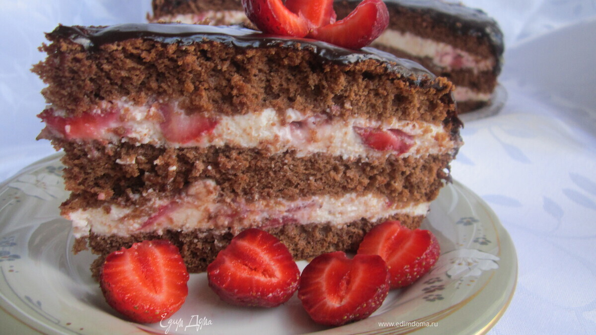 Шоколадный торт с клубникой