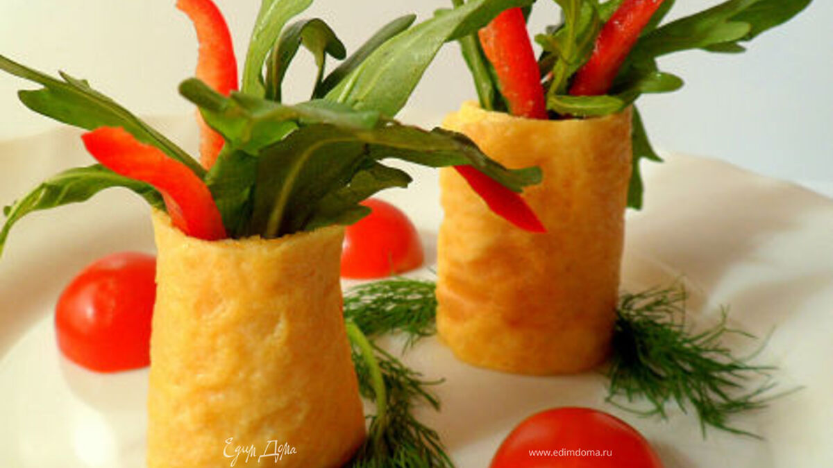 Яичные рулетики с руколой и паприкой