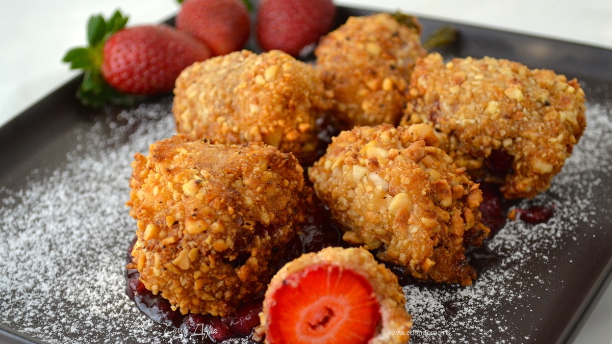 Клубничка в ореховой панировке