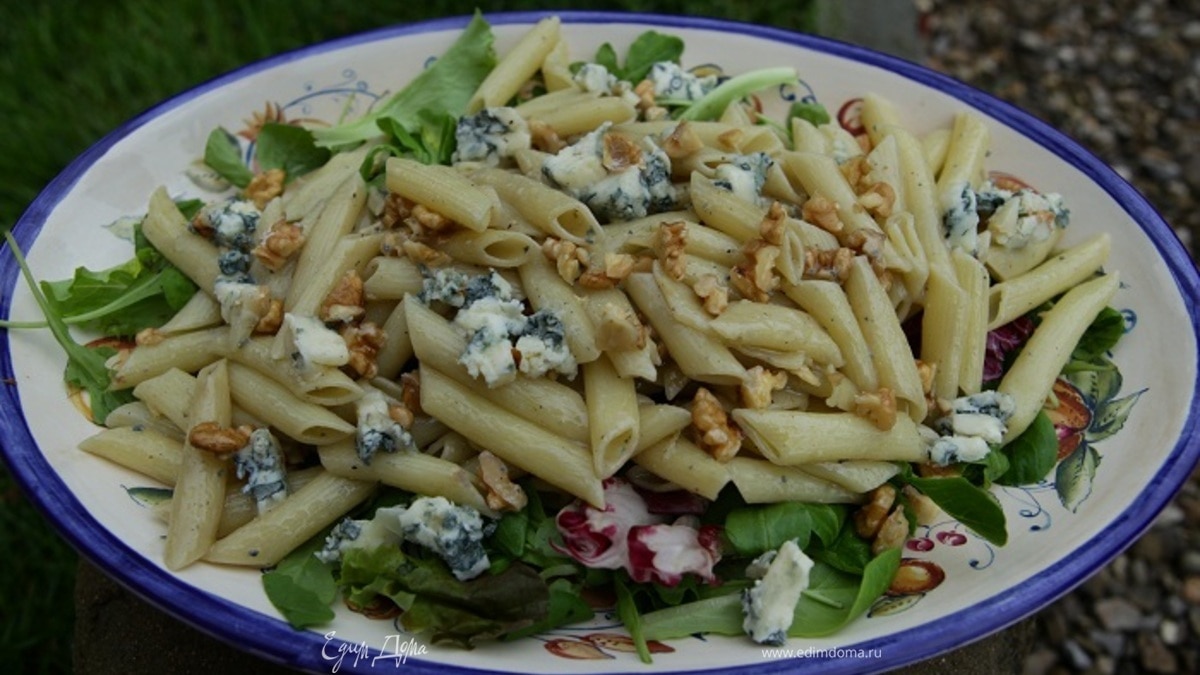 Салат с макаронами, горгонзолой и грецкими орехами