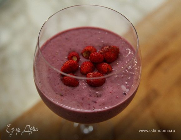 Ягодный коктейль с йогуртом и миндалем Ягодный коктейль с йогуртом и миндалем