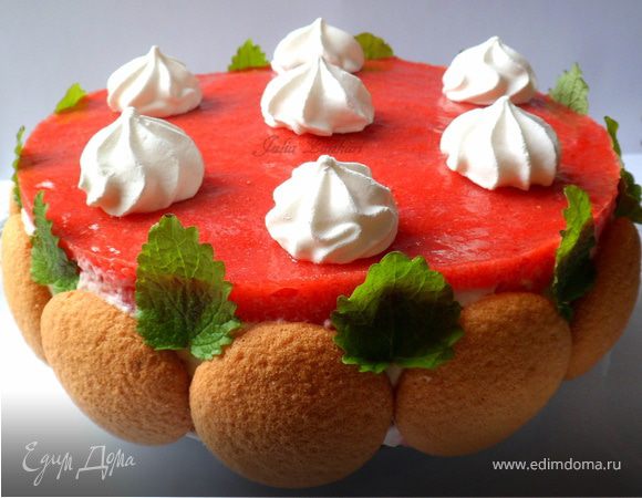 Легкий торт из печенья, творожно-сливочного крема, клубники, клубничного мусса и безе