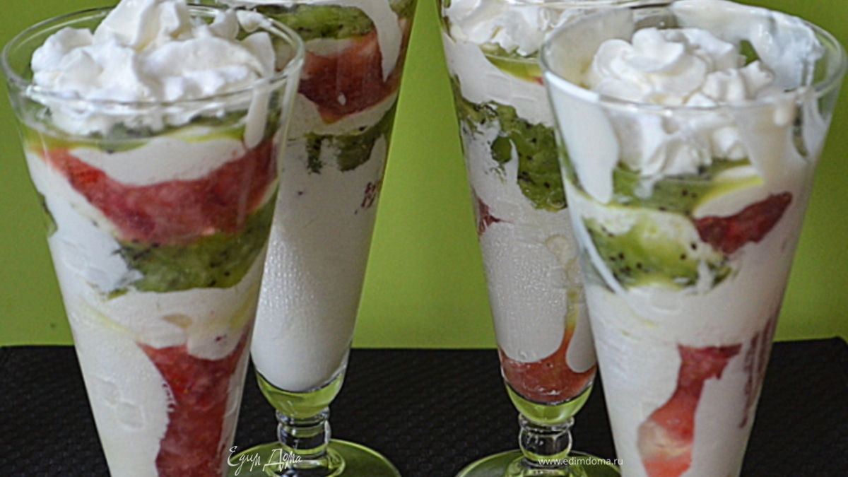 Десерт с клубникой и киви