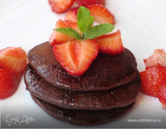Шоколадные панкейки с клубничным соусом