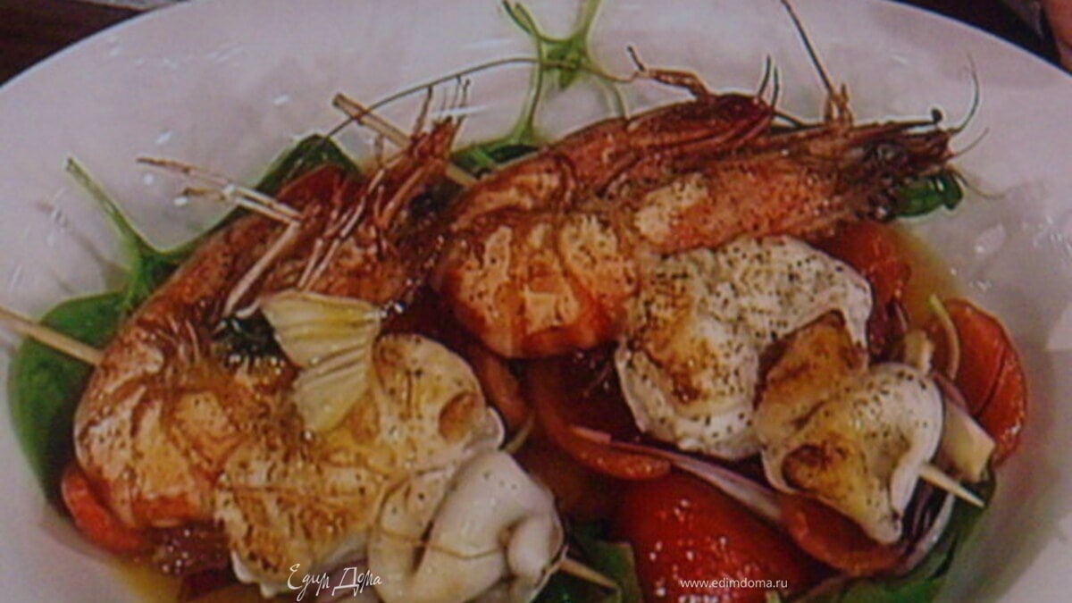 Шашлык - ассорти из морепродуктов с салатом из грейпфрута