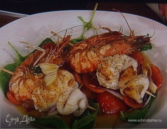 Шашлык - ассорти из морепродуктов с салатом из грейпфрута