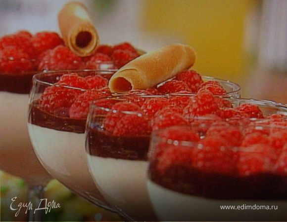 Мусс апельсиново-марципановый с острым шоколадным соусом и малиной Мусс апельсиново-марципановый с острым шоколадным соусом и малиной