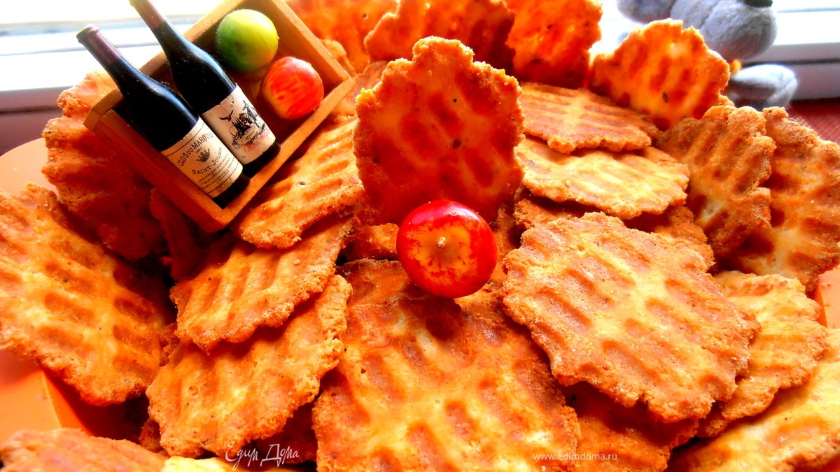 Сырные чипсы на вафельнице для праздника Лиго
