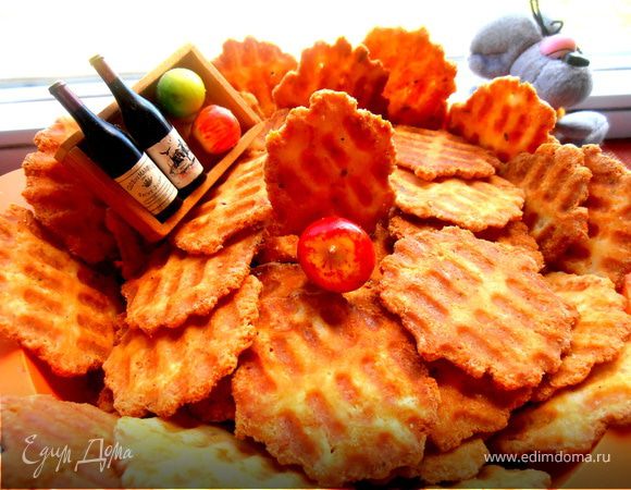 Сырные чипсы на вафельнице для праздника Лиго Сырные чипсы на вафельнице для праздника Лиго