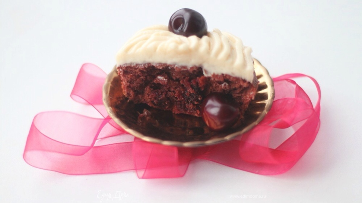 Шоколадные мини-кейки с черешней