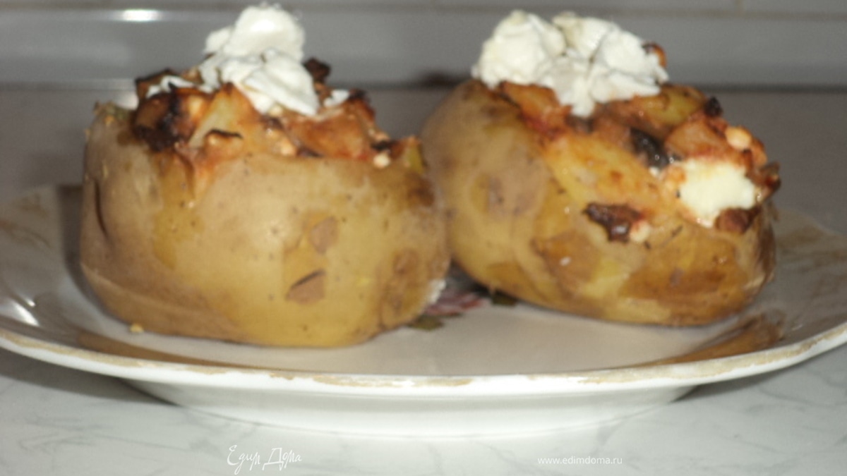 ЗАПЕЧЕННЫЙ КАРТОФЕЛЬ С ФЕТОЙ, ГРИБАМИ И ОВОЩАМИ