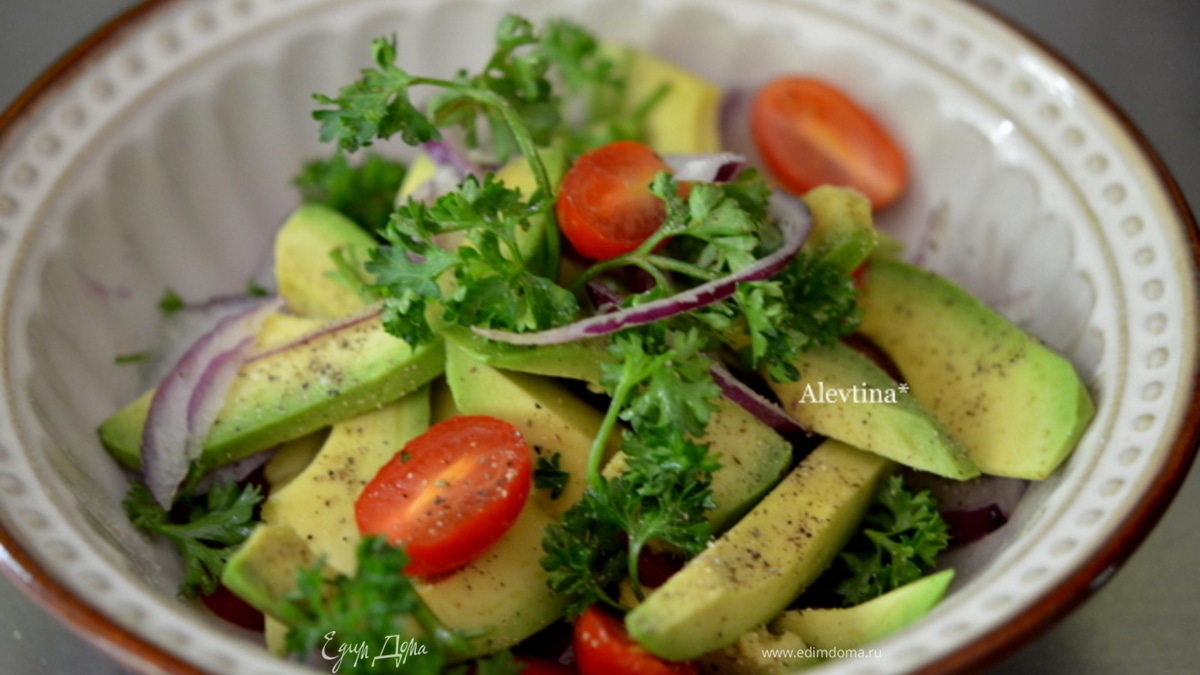 Салат из авокадо c черри томатами