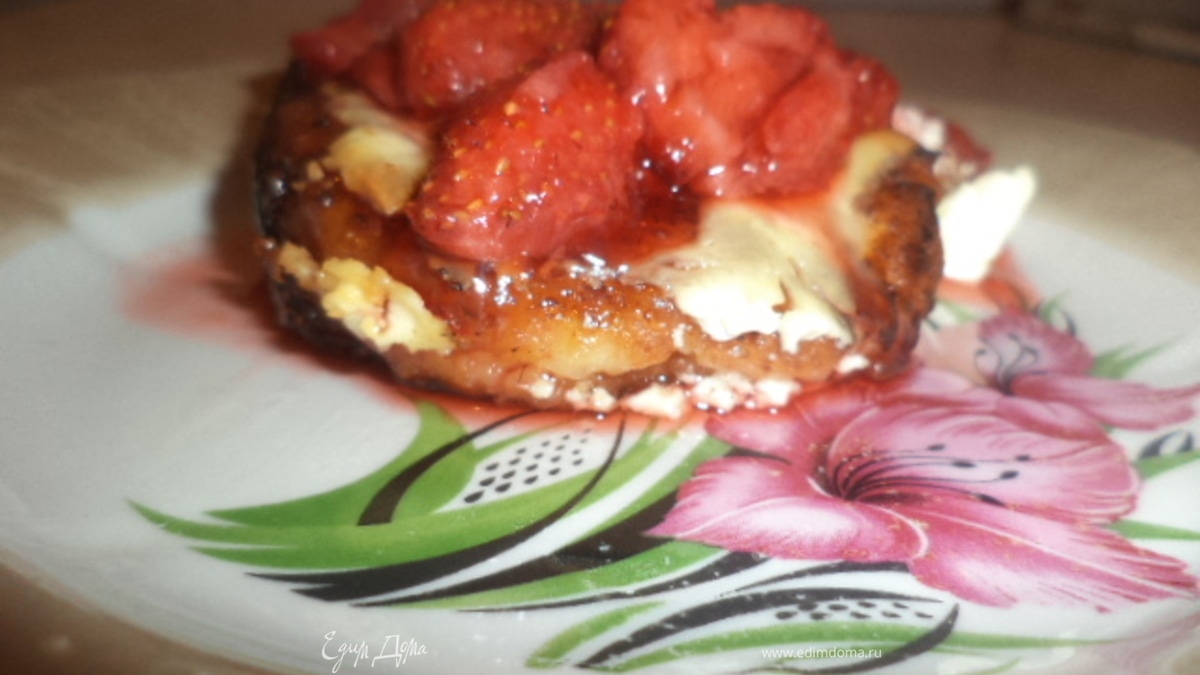 СЫРНИКИ ПОД КЛУБНИЧНЫМ СОУСОМ