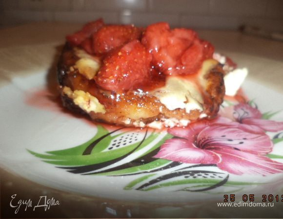 СЫРНИКИ ПОД КЛУБНИЧНЫМ СОУСОМ СЫРНИКИ ПОД КЛУБНИЧНЫМ СОУСОМ