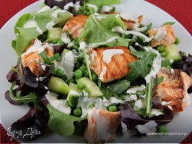 Летний салат с лососем и зелеными овощами
