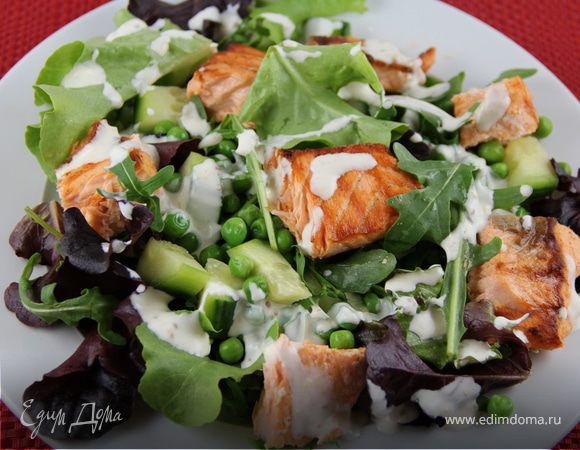 Летний салат с лососем и зелеными овощами